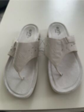 Earth White Solid Thong Sandals Women's US 9 Slip On Stitched Rubber Sole